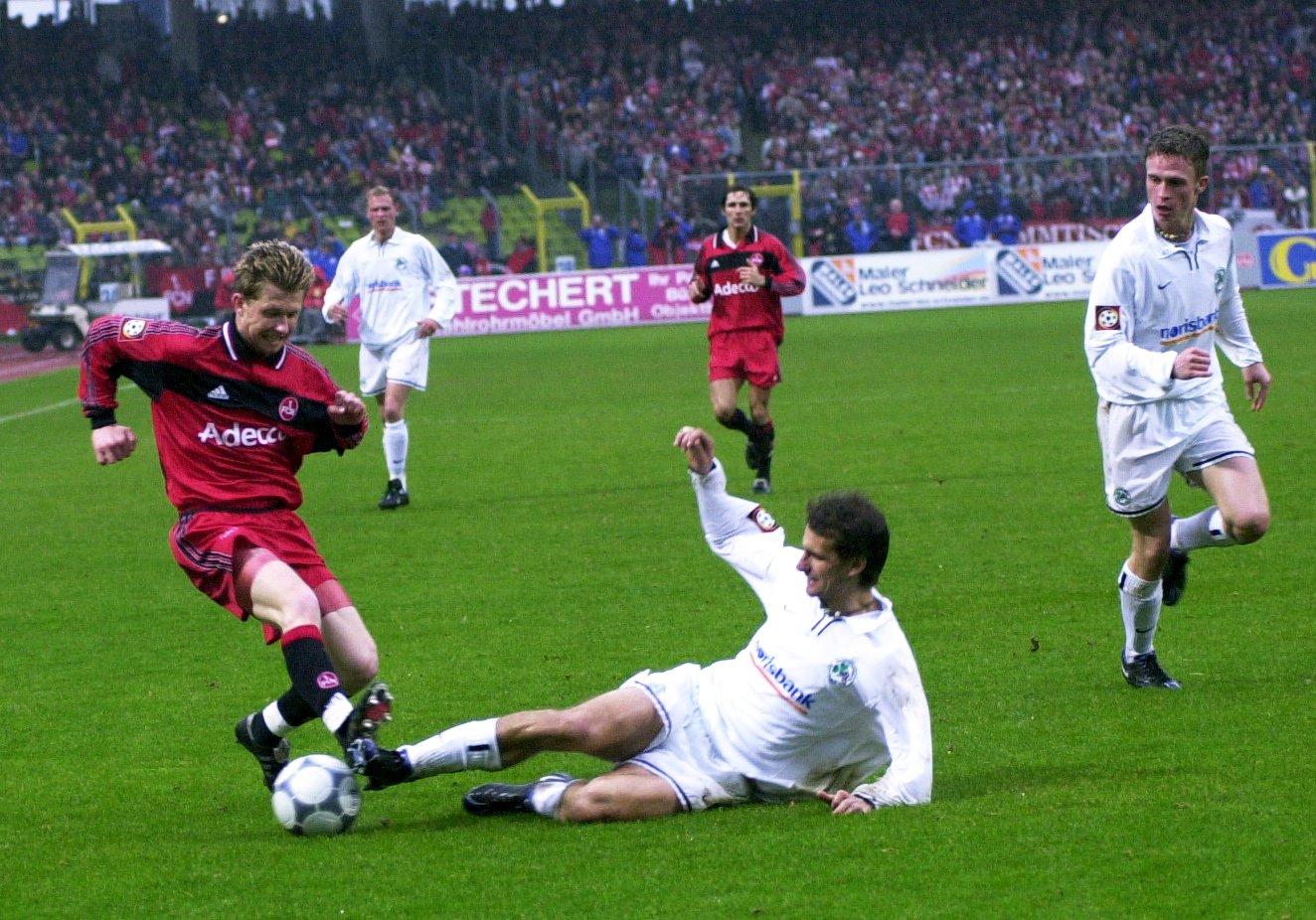 32 Minuten nur schaffte es im März 2001 ein Nürnberger Spieler, seine Derby-Emotionen im Zaum zu halten, dann entlud sich alles. Vielleicht auch verständlich, der Club verlor ja auch dieses Derby, und der Nürnberger Spieler hatte bei dieser Nürnberger Niederlage unangenehm lange zusehen müssen. Erst nach 58 Minuten durfte er auf den Platz, nach 90 Minuten musste er wieder runter: grobes Foulspiel. Heute ist von diesem heiligen Zorn auf die Fürther nicht mehr viel übrig: Stefan Leitl (im Hintergrund) führt die Spielvereinigung als Trainer ins Derby gegen den Club.