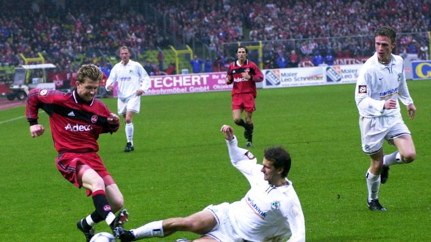 32 Minuten nur schaffte es im März 2001 ein Nürnberger Spieler, seine Derby-Emotionen im Zaum zu halten, dann entlud sich alles. Vielleicht auch verständlich, der Club verlor ja auch dieses Derby, und der Nürnberger Spieler hatte bei dieser Nürnberger Niederlage unangenehm lange zusehen müssen. Erst nach 58 Minuten durfte er auf den Platz, nach 90 Minuten musste er wieder runter: grobes Foulspiel. Heute ist von diesem heiligen Zorn auf die Fürther nicht mehr viel übrig: Stefan Leitl (im Hintergrund) führt die Spielvereinigung als Trainer ins Derby gegen den Club.