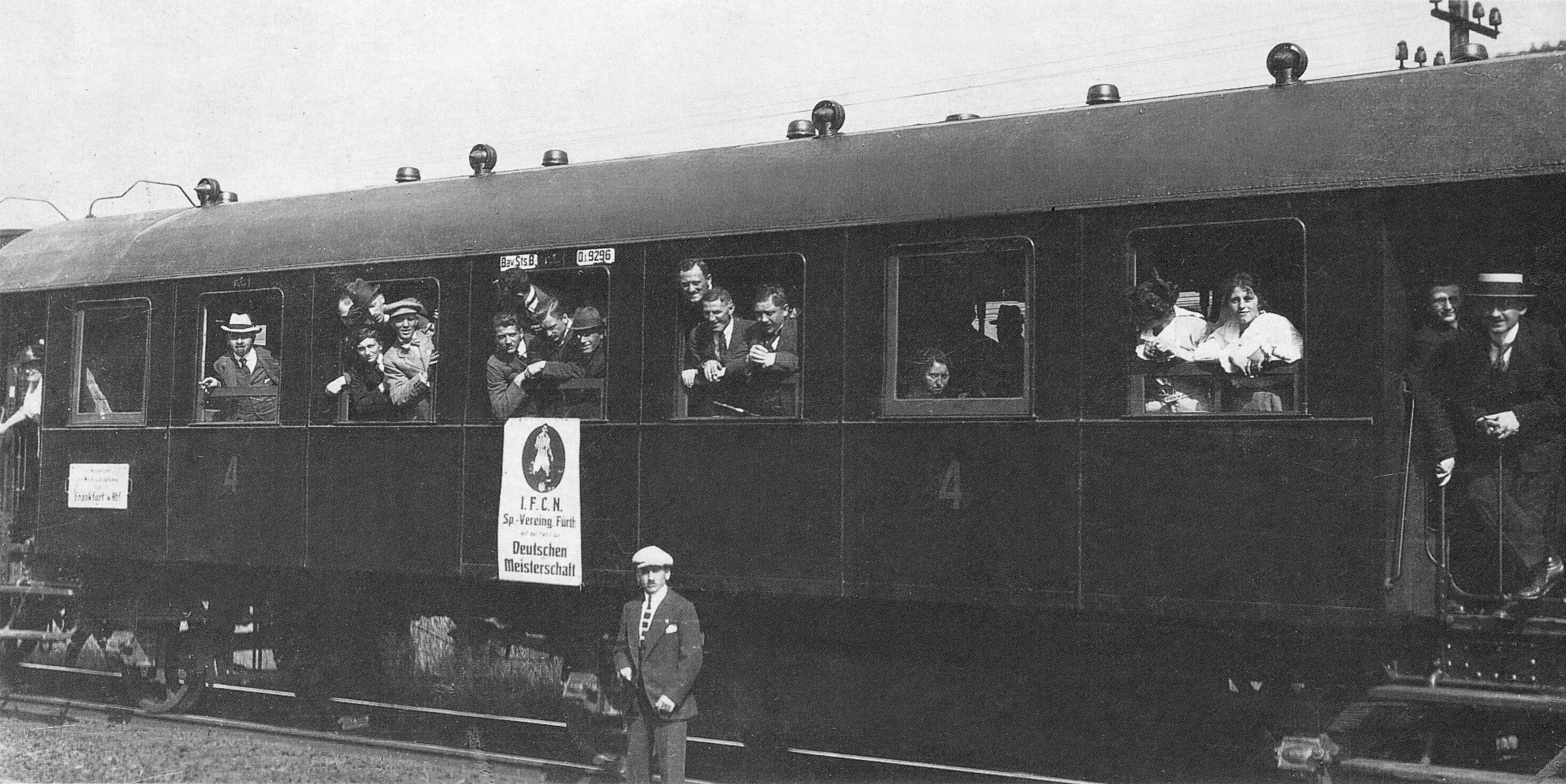 267 Frankenderbys sind bisher ausgetragen worden, die Zahl ist unter Statistikern allerdings umstritten. Erstmals im September 1902 luden die Fußballer des TV 1860 Fürth die Spielkameraden aus Nürnberg an den Schießanger ein, "um zu lernen" wie es in der Vereinschronik heißt. Die Lektion im ersten Stadtvergleich fiel heftig aus, der Club gewann mit 15:0. Ein Jahr und zwei Derby-Niederlagen später gründeten die abtrünnigen Ex-Turner trotzdem die Spielvereinigung Fürth, die am 7. Februar 1904 erstmals unter diesem Namen gegen den 1.FC Nürnberg spielte – und offenbar schnell gelernt hatte, es hieß nur noch 1:4. Aber erst am 20. November 1910 gelang dem Kleeblatt im neuen Sportpark Ronhof der erste Derby-Sieg, 2:1 in der A-Klasse Ostkreis. "Die Fürther erblickten damals in ihrem Sieg das Ende der Bevormundung auf sportlichem Gebiet durch die Nürnberger", hält die Kleeblatt-Chronik fest, und: "Der Tag soll mit einem erheblichen Konsum an flüssigem Brot in Fürth geendet haben."