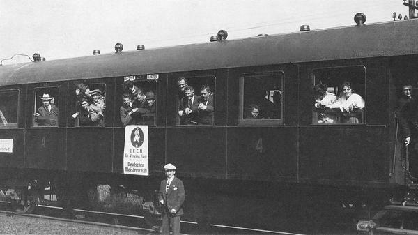 267 Frankenderbys sind bisher ausgetragen worden, die Zahl ist unter Statistikern allerdings umstritten. Erstmals im September 1902 luden die Fußballer des TV 1860 Fürth die Spielkameraden aus Nürnberg an den Schießanger ein, "um zu lernen" wie es in der Vereinschronik heißt. Die Lektion im ersten Stadtvergleich fiel heftig aus, der Club gewann mit 15:0. Ein Jahr und zwei Derby-Niederlagen später gründeten die abtrünnigen Ex-Turner trotzdem die Spielvereinigung Fürth, die am 7. Februar 1904 erstmals unter diesem Namen gegen den 1.FC Nürnberg spielte – und offenbar schnell gelernt hatte, es hieß nur noch 1:4. Aber erst am 20. November 1910 gelang dem Kleeblatt im neuen Sportpark Ronhof der erste Derby-Sieg, 2:1 in der A-Klasse Ostkreis. "Die Fürther erblickten damals in ihrem Sieg das Ende der Bevormundung auf sportlichem Gebiet durch die Nürnberger", hält die Kleeblatt-Chronik fest, und: "Der Tag soll mit einem erheblichen Konsum an flüssigem Brot in Fürth geendet haben."