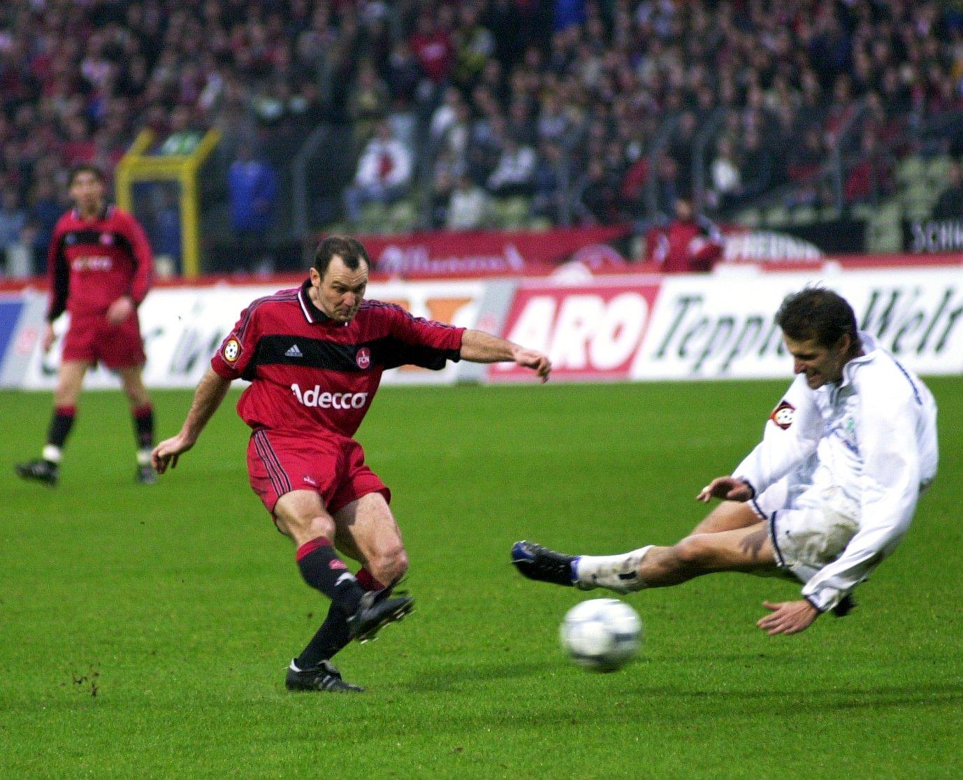 12480 Minuten spielte Armin, genannt Ärmel Störzenhofecker Fußball in der 2. Bundesliga. Störzenhofecker, geboren in Nürnberg, war durchaus für sein robustes Spiel bekannt, nötigte die Schiedsrichter aber nie zu einem Platzverweis. Zumindest wenn man "Nie" so definiert, dass es die Derbys im April 1998 und im März 2001 ausklammert. Da flog Störzenhofecker tatsächlich beide Male mit Gelb-Rot vom Platz. Beide Male in Nürnberg, beide Male gewann die Spielvereinigung mit 1:0.