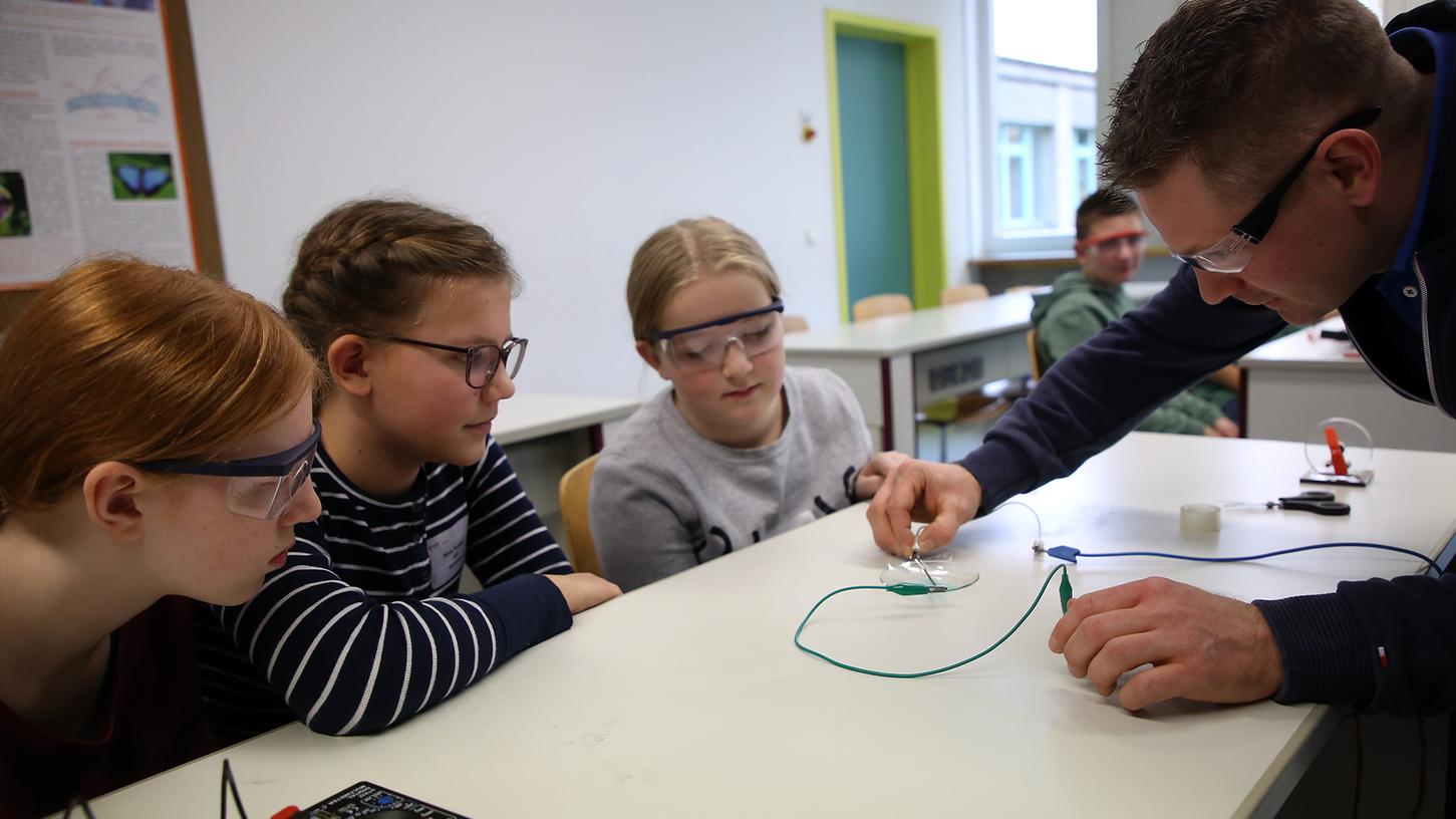 2. Jungforschertag der Bildungsregion Landkreis Forchheim im Gymnasium Fränkische Schweiz in Ebermannstadt - unterschiedliche Workshop für Schülerinnen und Schüler - Physik, Spiegelung..Foto: (c) RALF RÖDEL / NN (20.11.2019) 2. Jungforschertag der Bildungsregion Landkreis Forchheim im Gymnasium Fränkische Schweiz in Ebermannstadt - unterschiedliche Workshop für Schülerinnen und Schüler - Physik, Spiegelung..Foto: (c) RALF RÖDEL / NN (20.11.2019)