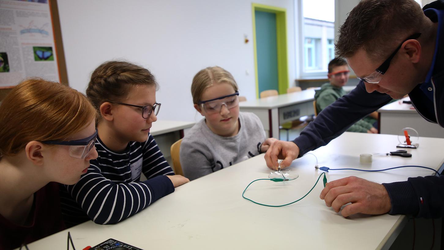 Wenn Schüler experimentieren: Jungforschertag am Gymnasium in Ebermannstadt