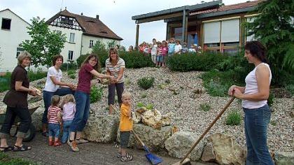 Auf die Pflege des Kindergarten-Freigeländes wurde in Elbersberg stets großer Wert gelegt. Hier ein Archivbild von der Anlage eines Steingartens.
Auf die Pflege des Kindergarten-Freigeländes wurde in Elbersberg stets großer Wert gelegt. Hier ein Archivbild von der Anlage eines Steingartens.