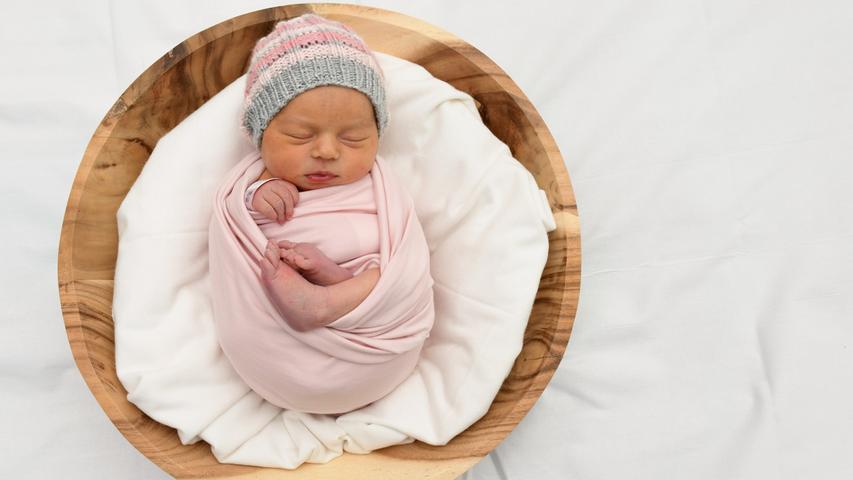 Am 17.11 hieß es im Klinikum Nürnberg Süd "Willkommen auf der Welt, liebe Lena". Zur Geburt brachte das Baby 3000 Gramm auf die Waage und war 50 Zentimeter groß.