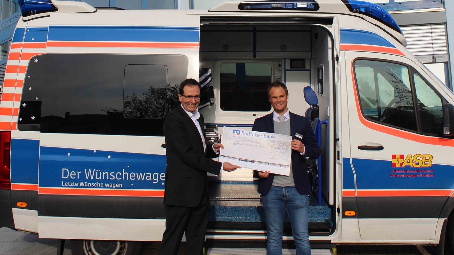 Ergo-Tech-Geschäftsführer Alexander Dürsch übergab die „Weihnachtsspende“ für den „Wünschewagen Franken“ an ASB-Geschäftsführer Stefan Rechter (v. l.).