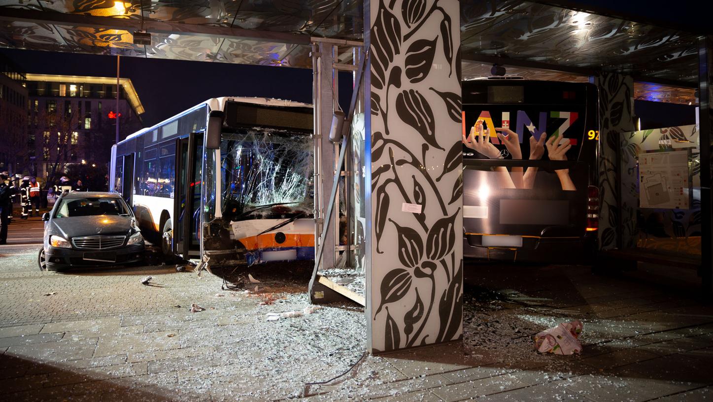 Hessen, Wiesbaden: Ein beschädigter Pkw und ein beschädigter Bus stehen nach einem Unfall am Hauptbahnhof.