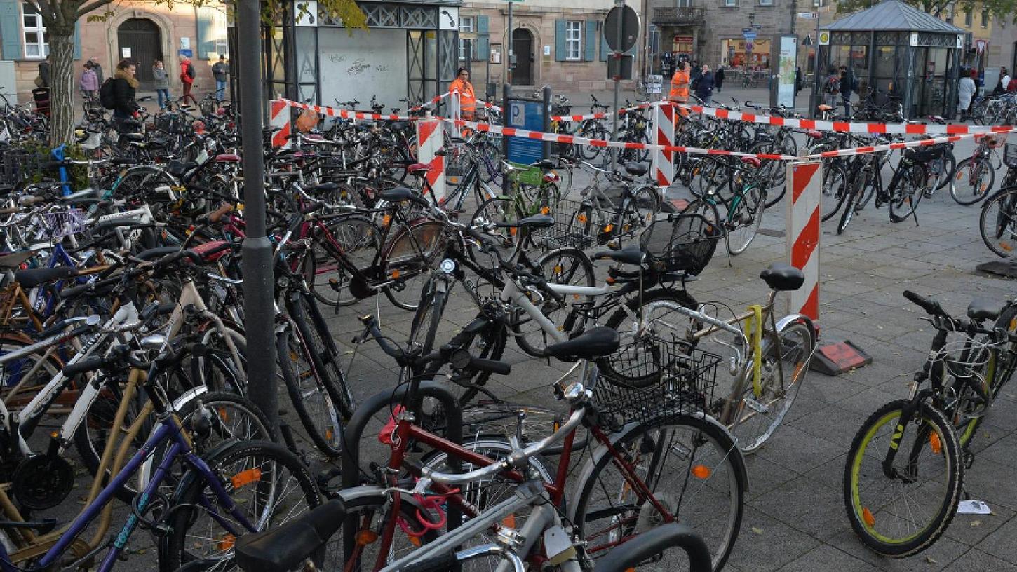 Erlanger Bahnhofsvorplatz versinkt im Fahrrad-Chaos