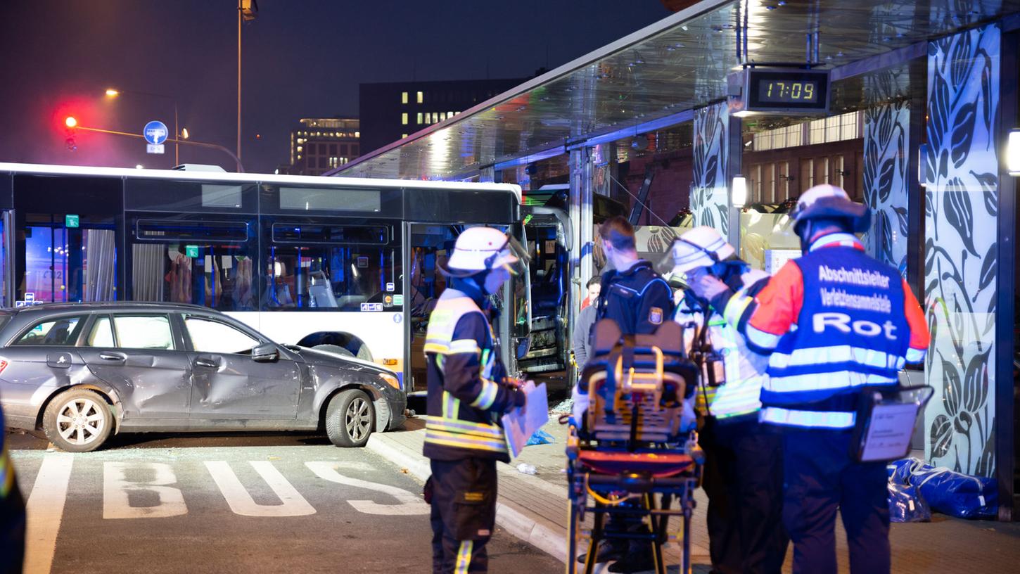 Bei einem schweren Verkehrsunfall sind am Donnerstag in Wiesbaden 23 Menschen verletzt worden. Ein 85-Jähriger starb an seinen schweren Verletzungen.
