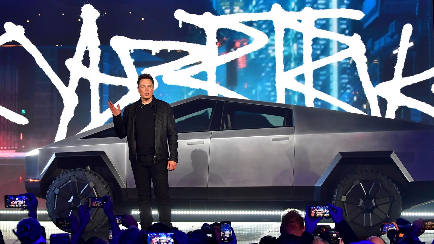 Er erinnert an einen kantigen Tarnkappen-Kampfjet: Elon Musk hat am Donnerstag Teslas futuristischen Elektro-Pickup vorgestellt.
