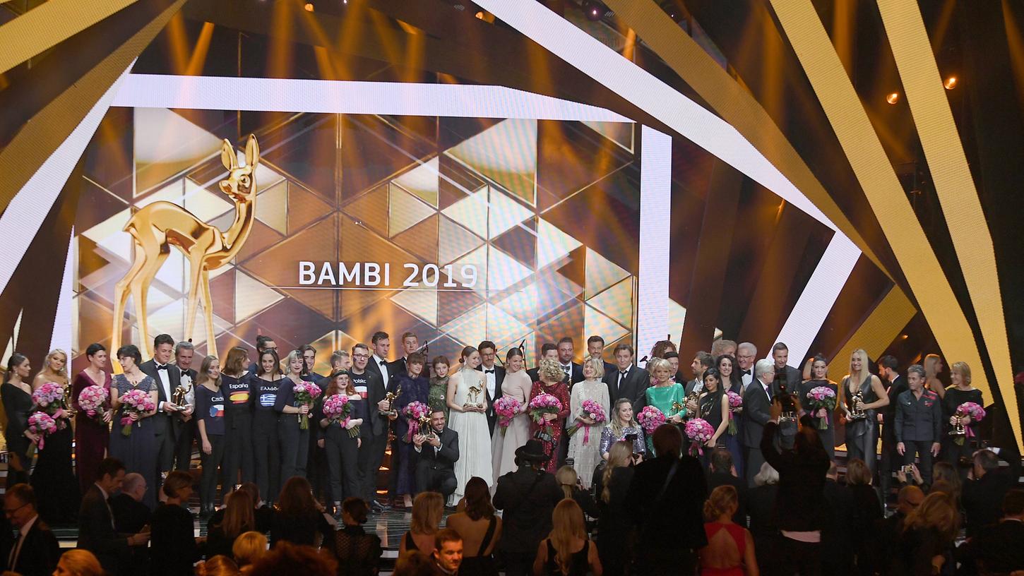 Die Bambi Preisträger und Laudatoren stehen nach der 71. Bambi-Verleihung im Festspielhaus auf der Bühne. Der Medienpreis Bambi wird seit 1948 vom Burda-Verlag vergeben.
