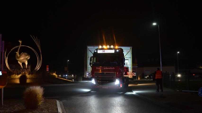 Ein Operationssaal geht auf Reisen: Start des Schwertransports in Heideck