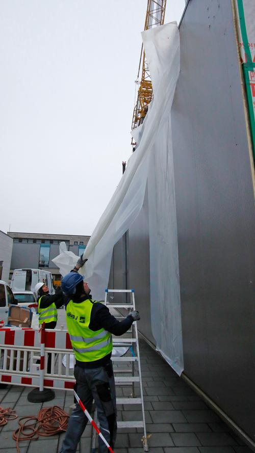 Ein Operationssaal schwebt in Neumarkt ein: 50 Tonnen millimetergenau eingepasst