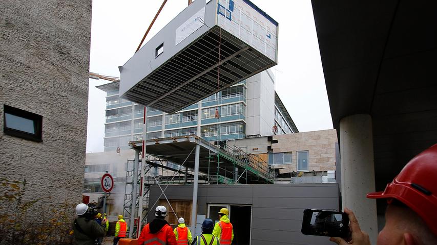 Ein Operationssaal schwebt in Neumarkt ein: 50 Tonnen millimetergenau eingepasst