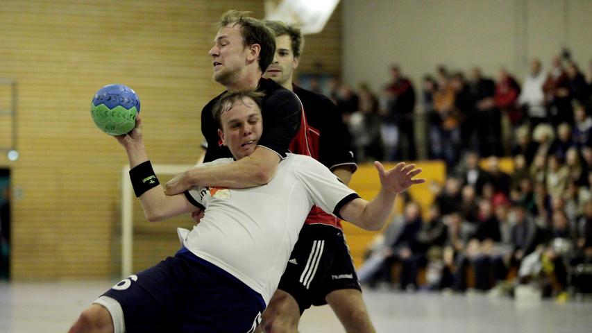 Am 8. Oktober 2011 bekam das VfB-Mann Matthias Gieck (weißes Trikot), inzwischen HC-Trainer, zu spüren. Der 23:18-Sieg musste hart erkämpft werden.