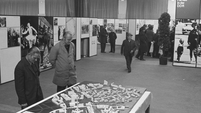 In der Eingangshalle der Ausstellung fesselt gleich ein Modell des Stadtzentrums von Ostberlin. Schau wurde bereits in sechs Städten gezeigt.  Hier geht es zum Artikel vom 25. November 1969: "Unser Nachbar DDR"