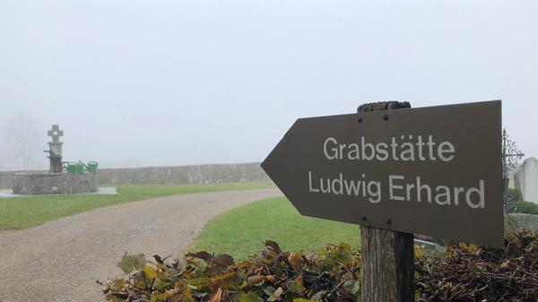 Ludwig Erhard, Regierungschef mit fränkischen Wurzeln, ruht weder in Bonn, wo er seine politischen Erfolge feierte, noch in Fürth, wo er geboren wurde, sondern im Bergfriedhof des Örtchens Gmund am Tegernsee. Dort hatte er in den letzten Jahren seines Lebens in einer Villa des Architekten Sep Ruf gelebt, der nur einige Gräberreihen entfernt von ihm liegt.
