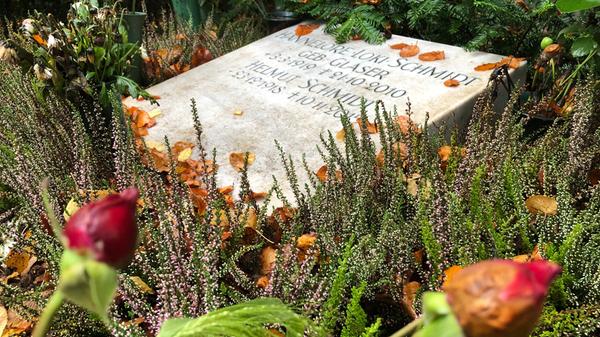 In den ersten Monaten nach Schmidts Tod im Jahre 2015 legten Anhänger des Kanzlers dort häufig Mentholzigaretten und Schnupftabak ab. Das hat nachgelassen. Aber unmittelbar vor dem Grab hat jemand seine Kippe ausgedrückt. Vielleicht ein passionierter Raucher vom Schlage Helmut Schmidts. Einer, der nicht einmal während seines Friedhofsbesuchs von der Zigarette lassen konnte? Oder einer, der im Gedenken an den Kanzler eine rauchen wollte, weil der es ja selbst nicht mehr kann?