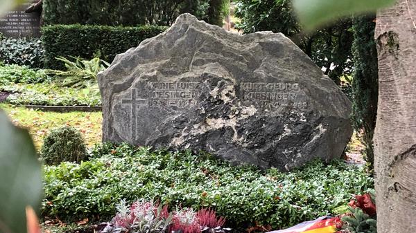 Kurt Georg Kiesinger dürfte in Tübingen der einzige unter den Kanzlern sein, der auf seinem Friedhof nicht die meisten Besucher anzieht. Keine 100 Meter entfernt von ihm ruht nämlich Friedrich Hölderlin, einer der bekanntesten deutschen Dichter. Seine Verehrer werden vor allem nächstes Jahr, zum 250. Geburtstag, in Scharen erwartet. Kiesinger dürften sie links liegen lassen.