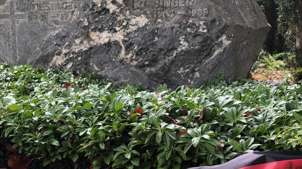 Besucher sind an den Kanzlergräbern von Ohlsdorf bis Gmund am Tegernsee nur höchst selten anzutreffen. Fast immer ist man der einzige Gast. Bei Kiesinger ist ein frisches Gesteck mit einer Gedenkschleife in den Deutschlandfarben zu entdecken, von der CDU/CSU-Bundestagsfraktion bestellt.