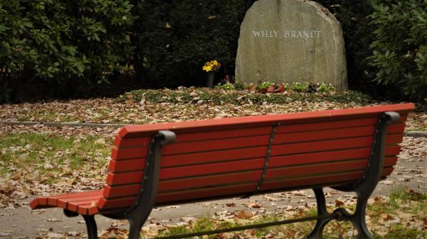 Am bequemsten ist es für die Lebenden bei Willy Brandt auf dem Waldfriedhof in Berlin-Zehlendorf. Dort hat die örtliche SPD schon vor Jahren – zum 20. Todestag – unmittelbar neben dem Grab zwei Parkbänke, natürlich in der Farbe Rot, aufstellen lassen.