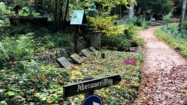 Konrad Adenauer liegt auf einem Friedhof hoch über dem Rhein. Ein Besuch bei ihm läuft fast wie früher ab. Zu Lebzeiten machte sich „der Alte“ in seiner am Hang gelegenen Rhöndorfer Villa einen Spaß daraus, seine Gäste die vielen Treppenstufen zum Anwesen hochsteigen zu lassen und sie dann oben selbst ganz ausgeruht zu begrüßen.