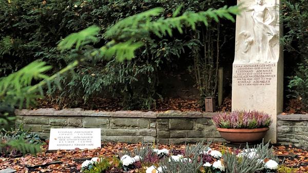 Auch im Tode funktioniert das noch ganz gut. Ein Besuch an seinem Grab im letzten, obersten Winkel des Waldfriedhofs kostet einigen Schweiß. Man ist atemlos, wenn man vor dem ersten Kanzler der Bundesrepublik steht.