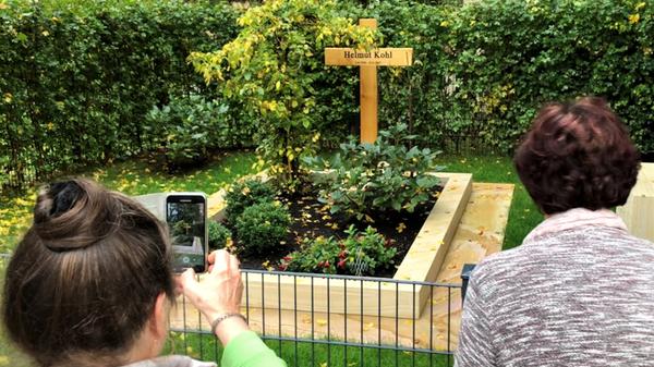 Besucher sind an den Kanzlergräbern von Ohlsdorf bis Gmund am Tegernsee nur höchst selten anzutreffen. Bei Kohl schauen immerhin an einem regnerischen Nachmittag gleich drei Touristen vorbei. „Da isser ja“, rufen sie aus, als sie das Grab entdeckt haben, und holen nach kurzem pietätvollem Innenhalten ihre Smartphones aus der Tasche. Für Erinnerungsfotos.
