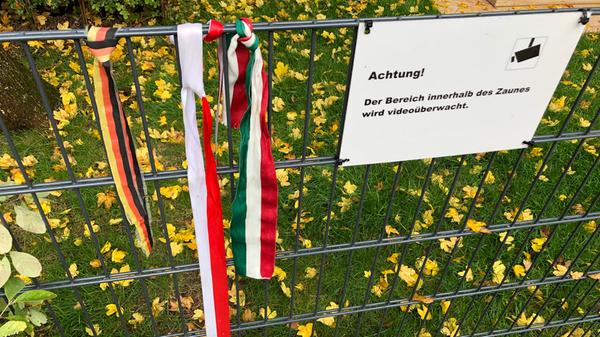 Die Ruhestätte des längstgedienten deutschen Regierungschefs ist kein Ort, an dem beim Besucher Besinnlichkeit aufkommen will. Das könnte an einer gewissen Überregulierung liegen. Mit Hilfe von zwei Hinweisschildern werden sogar diejenigen Stellen exakt bezeichnet, an denen man seine mitgebrachten Blumen ablegen soll. Außerhalb der Einfriedung, versteht sich.