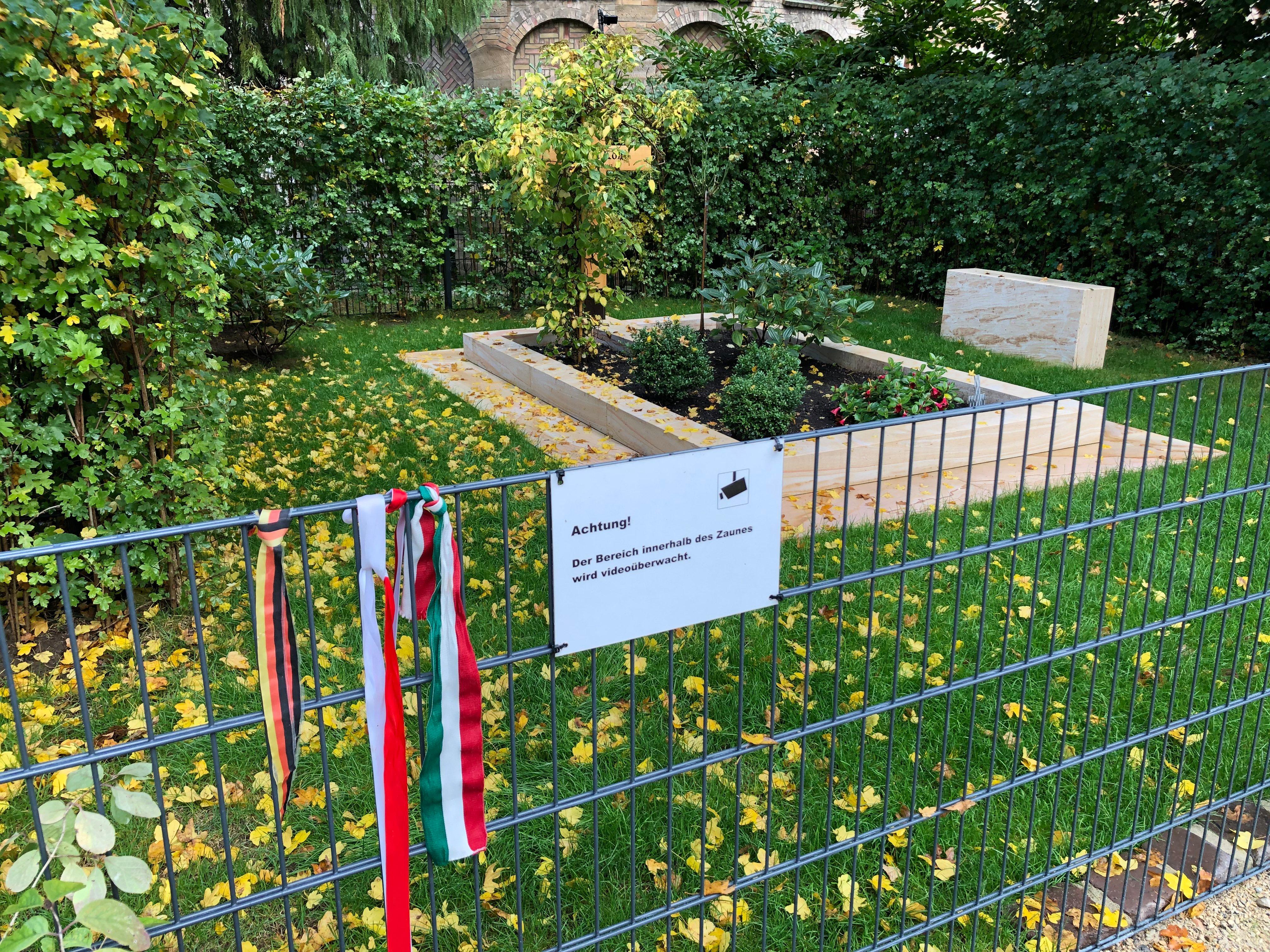 Die Wahl der Grabstätte und die Tatsache, dass sie fast zwei Jahre lang sehr provisorisch aussah, stießen auf Kritik. Kohls Sohn Walter nannte den Ort „würdelos“, Kohls Neffe Harald Getrey stört sich vor allem an der Absperrung. Er verriet dem Magazin Bunte: „Onkel Helmut hätte einem Zaun nie zugestimmt. Ausgerechnet um sein Grab. Wo er doch der Kanzler der Einheit war und die Mauer einreißen ließ.“