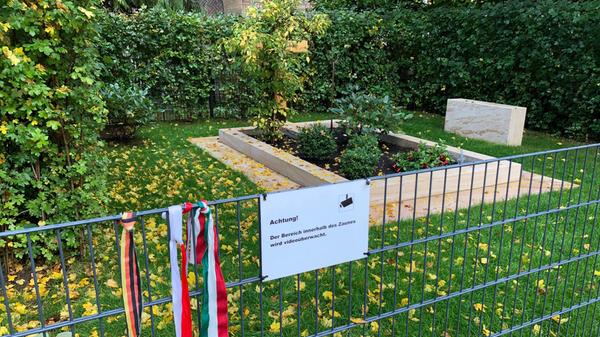 Die Wahl der Grabstätte und die Tatsache, dass sie fast zwei Jahre lang sehr provisorisch aussah, stießen auf Kritik. Kohls Sohn Walter nannte den Ort „würdelos“, Kohls Neffe Harald Getrey stört sich vor allem an der Absperrung. Er verriet dem Magazin Bunte: „Onkel Helmut hätte einem Zaun nie zugestimmt. Ausgerechnet um sein Grab. Wo er doch der Kanzler der Einheit war und die Mauer einreißen ließ.“