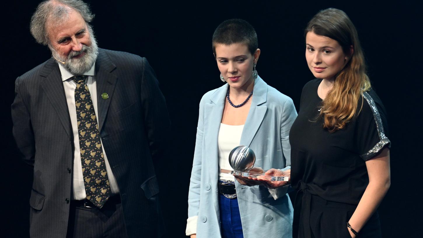 Die Klimaaktivistinnen Maira Kellers (l) und Luisa Neubauer (r) nahmen bei der Verleihung der Deutschen Nachhaltigkeitspreise 2019 eine Preis für die Friday for Future Gründerin Greta Thunberg aus den Händen von Sir Robert Watson, Präsident des Weltbiodiversitätsrates entgegen.