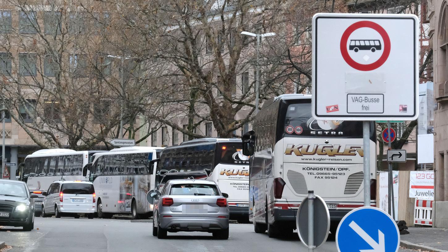 Trotz Verbot fahren viele Touristenbusse durch die Augustinerstraße in Richtung Christkindlesmarkt.