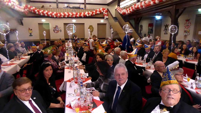 Über das volle Haus beim Festkommers freuten sich Ehrenpräsident Heinz Haffki ebenso, wie Erster Bürgermeister Klaus Meier (v. r.) und Landrat Helmut Weiß (l.)…