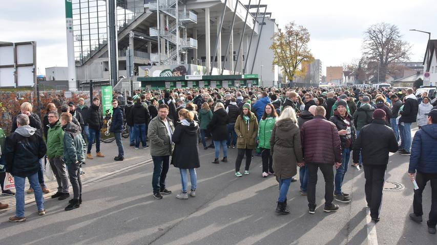 Rauch und Polizei: So pilgerten die Fürth-Fans zum Derby