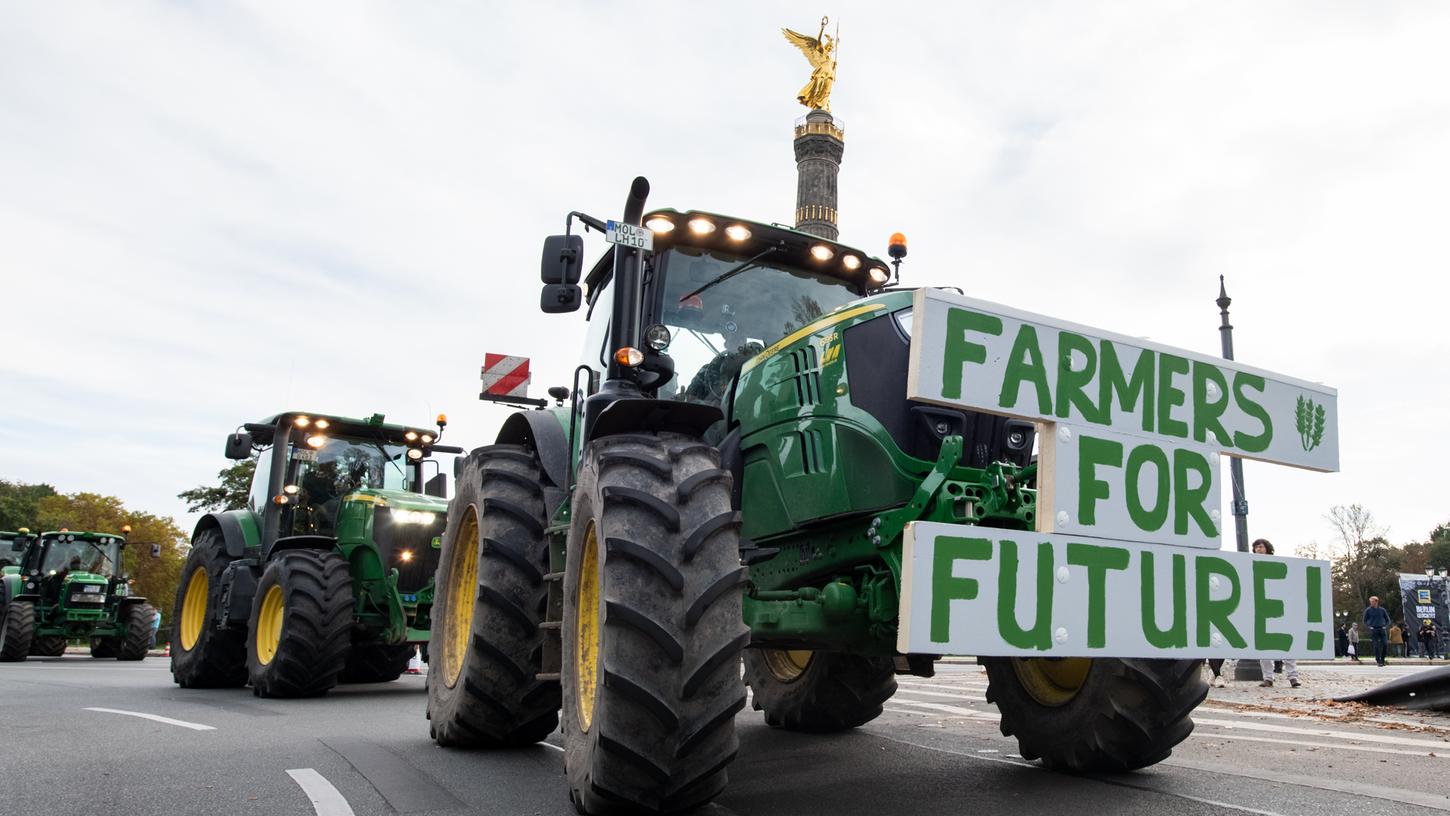 Einige Bauern aus Brandenburg fuhren bei der  Protestaktion gegen das Agrarpaket der Bundesregierung mit ihren Treckern um die Siegessäule.