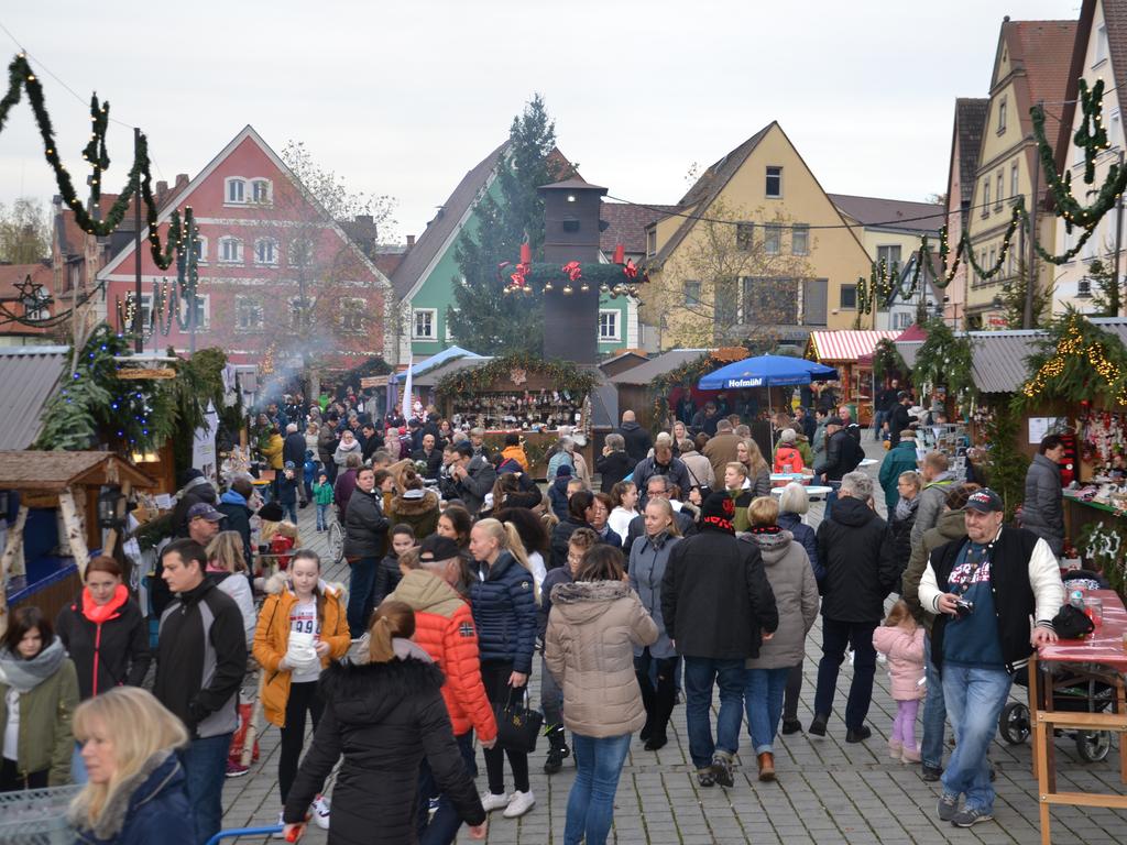 So voll sieht man der Rother Marktplatz selten: Beim Weihnachtsmarkt stehen die Rother gern beisammen auf eine Tasse Glühwein.