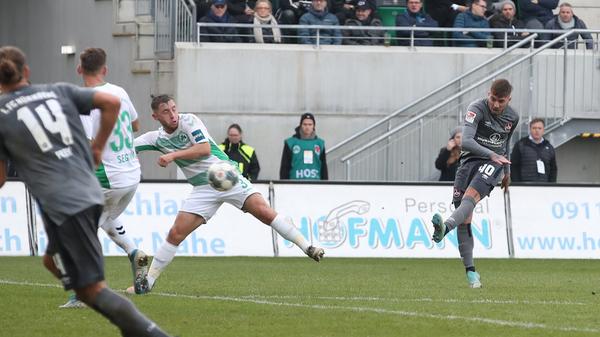 Dabei bot sich dem FCN kurz vor Schluss die Möglichkeit, drei Punkte aus dem Fürther Ronhof zu entführen. Iuri Medeiros, perfekt in Szene gesetzt von Fabian Schleusener, scheiterte jedoch freistehend vor Kleeblatt-Keeper Burchert und platzierte den Ball mit seinem starken linken Fuß recht deutlich neben den linken Pfosten.