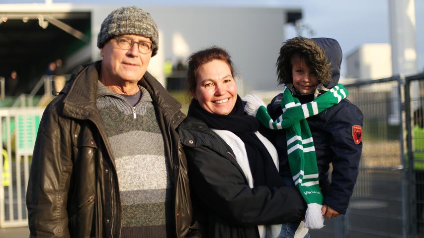 Esther Paulmann und Paul Held waren mit ihrem Sohn Nikolai im Stadion: "Es fing gut an und nahm leider ziemlich ab, weil die Fürther eingeschlafen sind. Durchwegs."