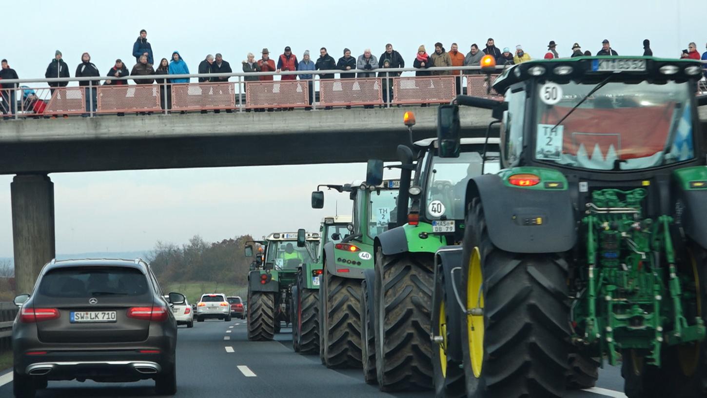 Über 300 Traktoren beteiligten sich auf den ersten Kilometern an dem Protestzug.