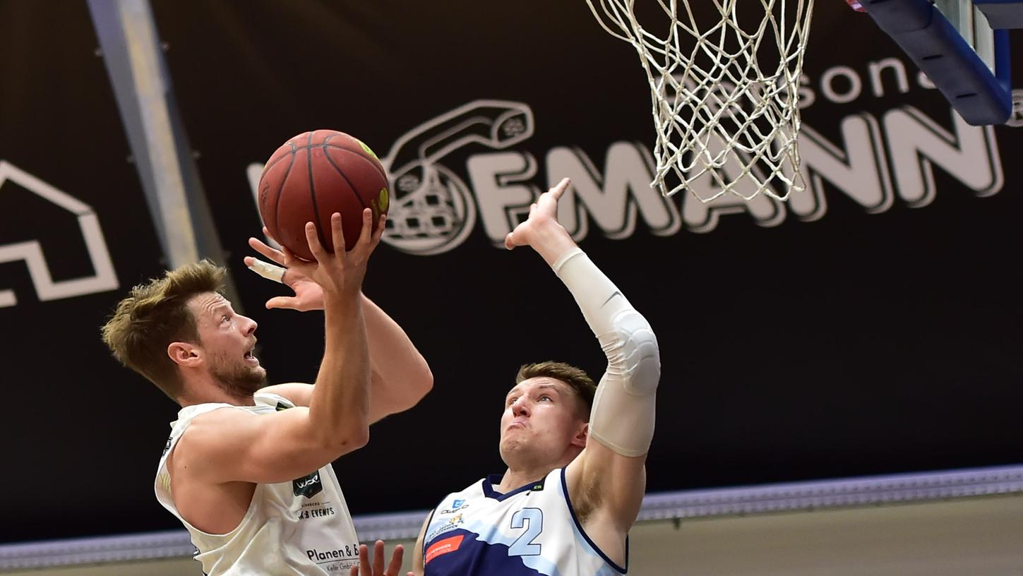 Heiße Duelle unter dem Korb: Sebastian Schröder will den Ball an Bremerhavens Joshua Braun vorbei einnetzen. Heiße Duelle unter dem Korb: Sebastian Schröder will den Ball an Bremerhavens Joshua Braun vorbei einnetzen.