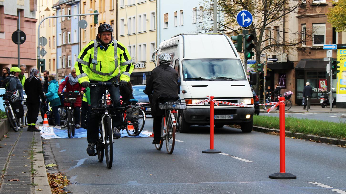 Der ADFC Nürnberg hat es vorgemacht: Eine Spur der Pillenreuther Straße wurde kurzerhand abgesperrt, um einen geschützten Fahrradweg zu simulieren.