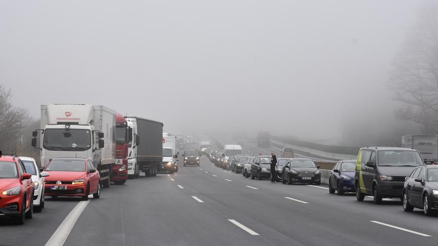 Qualm über der A9: Lastwagenanhänger geriet auf der Autobahn in Vollbrand