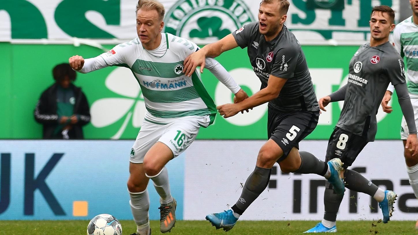 Vor allem Clubs Zentrum konnte mit den Sechsern und Zehnern des Kleeblatts nicht mithalten. Hier läuft Havard Nielson (links) Johannes Geis davon. Vor allem Clubs Zentrum konnte mit den Sechsern und Zehnern des Kleeblatts nicht mithalten. Hier läuft Havard Nielson (links) Johannes Geis davon.