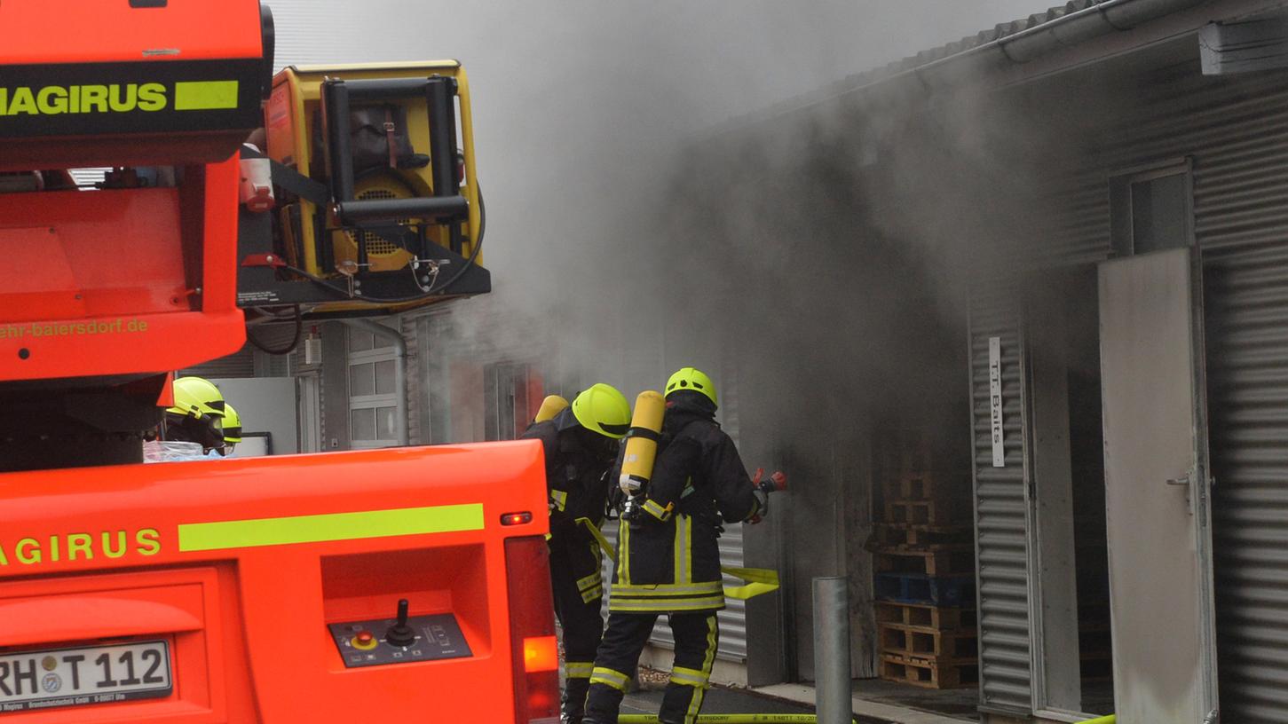 Dichter Rauch drang am Montagmittag aus einer Halle auf dem Gewerbepark Baiersdorf. Mehrere Feuerwehren waren im Einsatz.