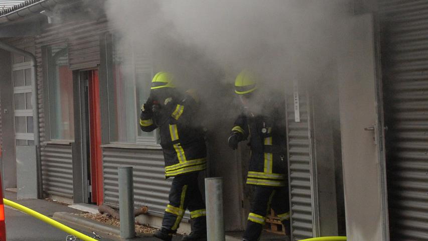 Brand in einer Halle im Gewerbehof Baiersdorf