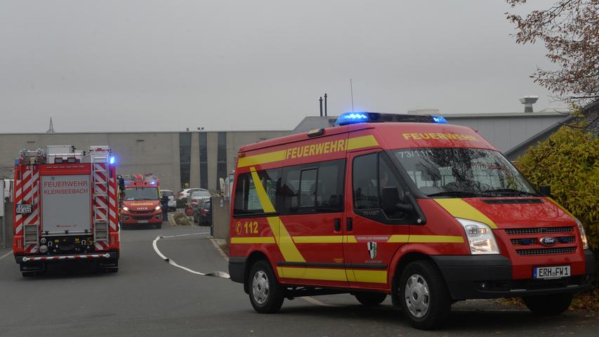 Dichter Rauch drang am Dienstagmittag aus einer Halle auf dem Gewerbepark Baiersdorf. Mehrere Feuerwehren waren im Einsatz.