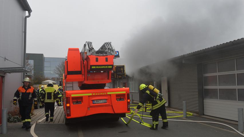 Dichter Rauch drang am Dienstagmittag aus einer Halle auf dem Gewerbepark Baiersdorf. Mehrere Feuerwehren waren im Einsatz.