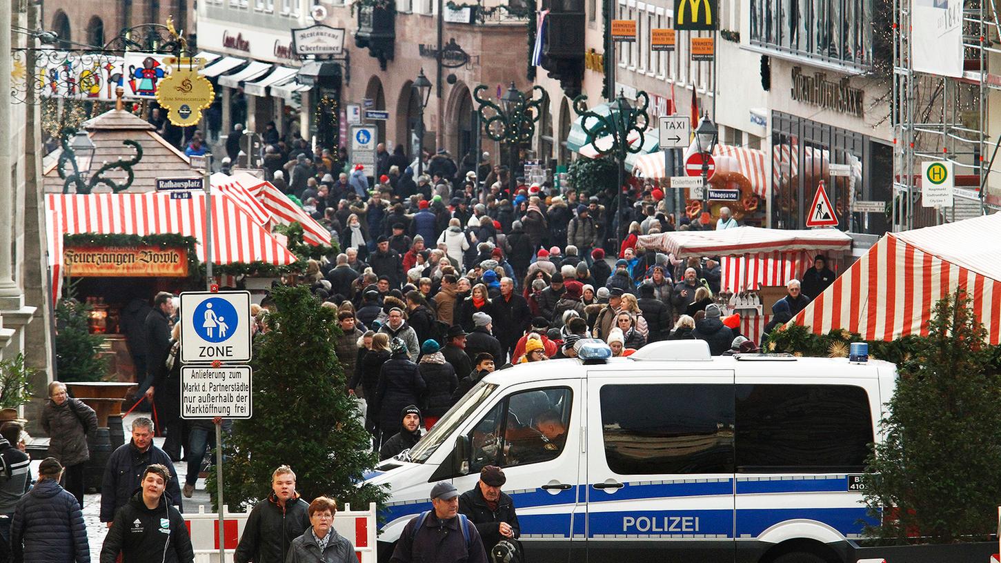 Mittlerweile ein gewohntes Bild auf dem Christkindlesmarkt: Schwere Tröge und quer gestellte Einsatzfahrzeuge sollen die Menschenmassen dahinter schützen.