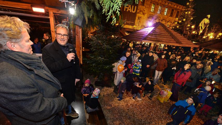 Lichterglanz in Erlangen: OB Janik eröffnet Weihnachtsmärkte